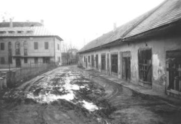Fiľakovská cesta - dvor Szilassyho kaštieľa (1970) Fiľakovská cesta - dvor Szilassyho kaštieľa (1970)