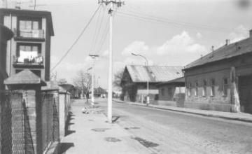 Kármánova ulica - pred križovatkou s Rázusovou ulicou (1975) Kármánova ulica - pred križovatkou s Rázusovou ulicou (1975)