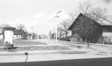 Kármánova ulica - časť ulice pred železničným priecestím (1975) Kármánova ulica - časť ulice pred železničným priecestím (1975)