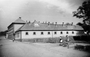 Komenského ulica - časť pri moste cez Tuhársky potok (1970) Komenského ulica - časť pri moste cez Tuhársky potok (1970)