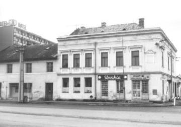 Vajanského ulica - časť pri hoteli Pelikán (1987) Vajanského ulica - časť pri hoteli Pelikán (1987)
