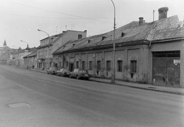 Vajanského ulica - Pri križovatke s Adyho ulicou (v popredí reštaurácia Koruna) Vajanského ulica - Pri križovatke s Adyho ulicou (v popredí reštaurácia Koruna)